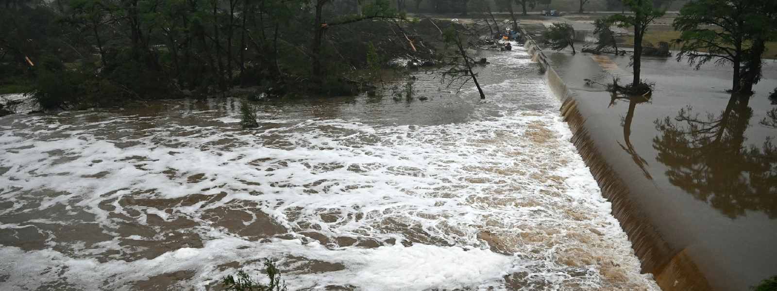 ටෙක්සාස්හි ගංවතුරින් මිය ගිය පිරිස 100 ඉක්මවයි.